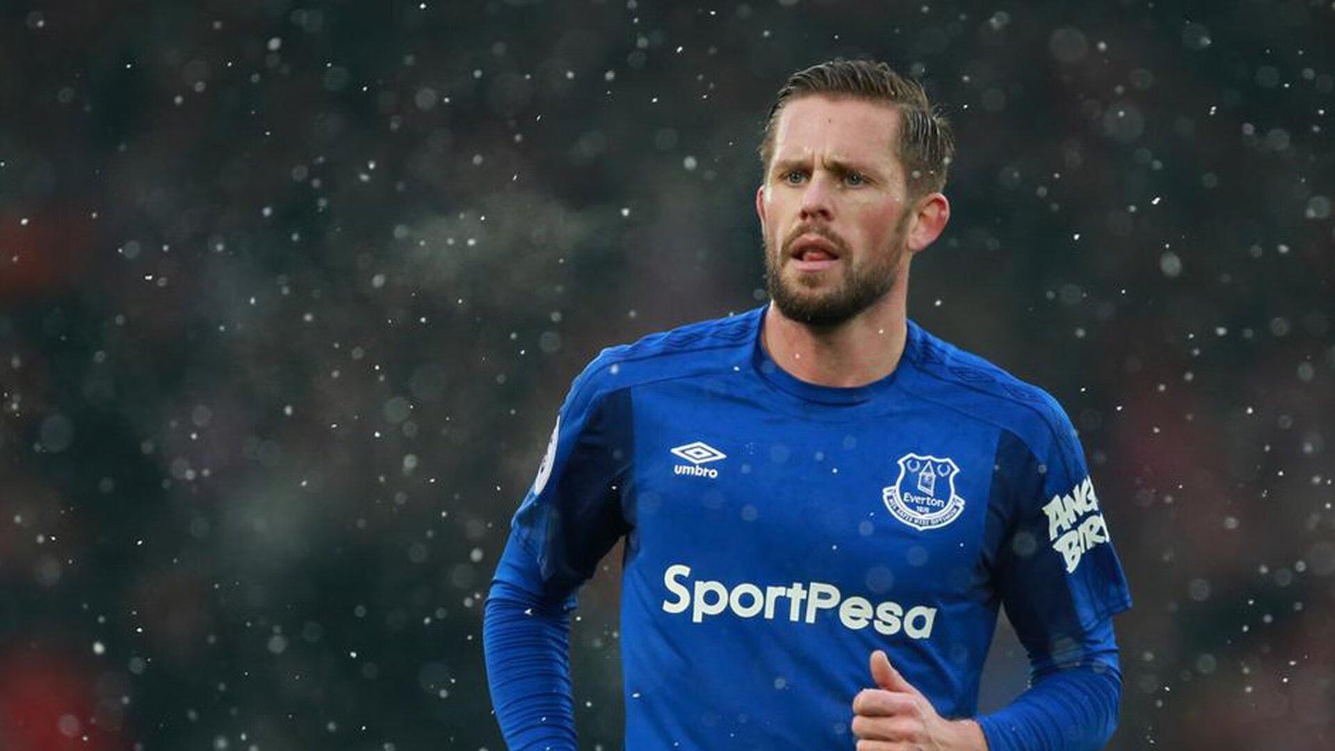 “简阳文体中心羽毛球赛事：技术高超选手争锋决胜”