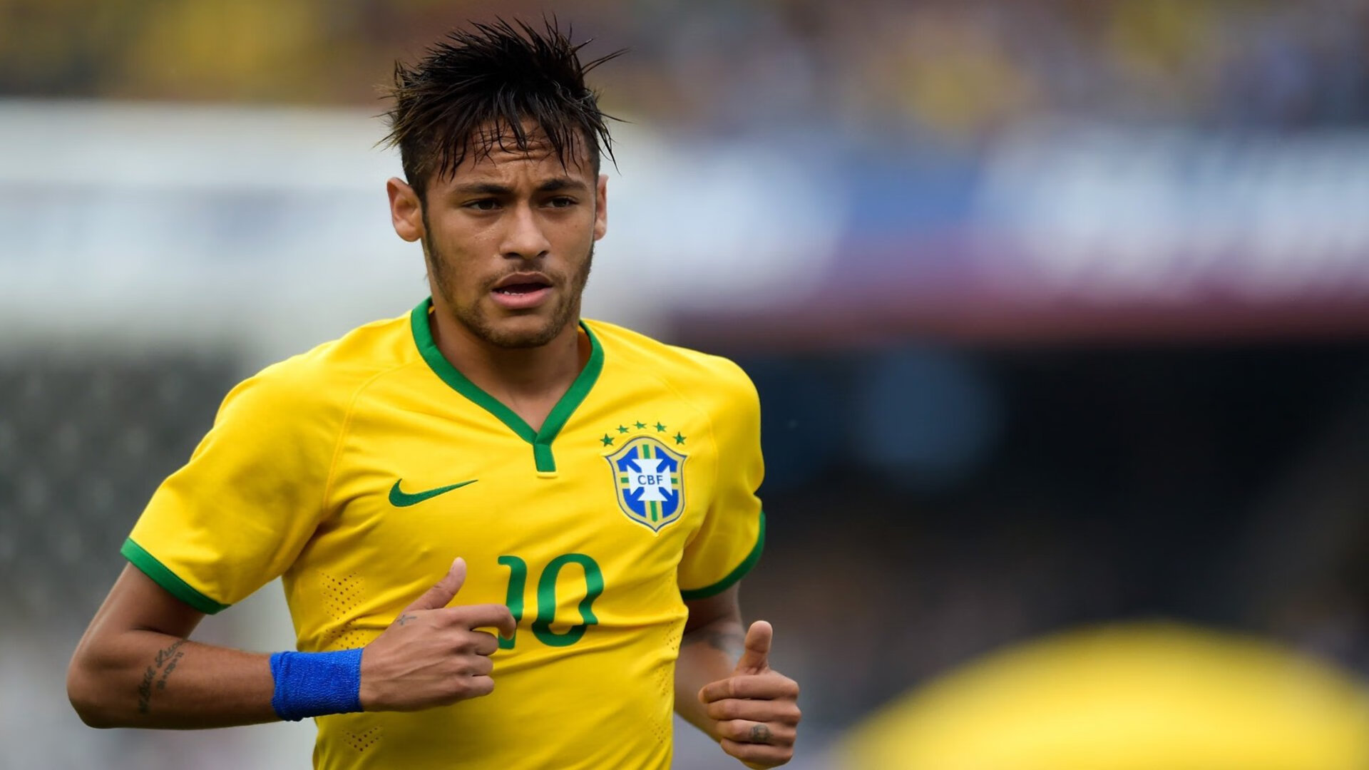 “东桃花岛缆绳滑水：水面极速飞驰，观众热血沸腾”